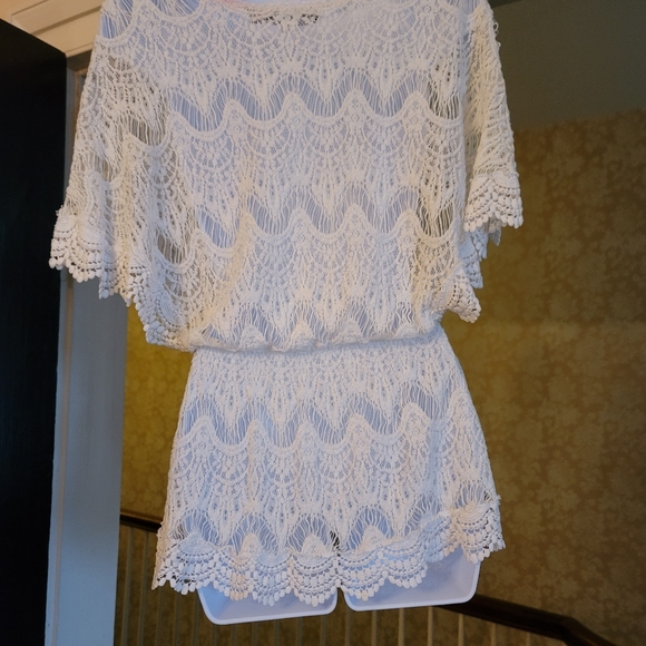 Romantic White Chantilly Lace top with flutter sleeves Sz M - Picture 5 of 8
